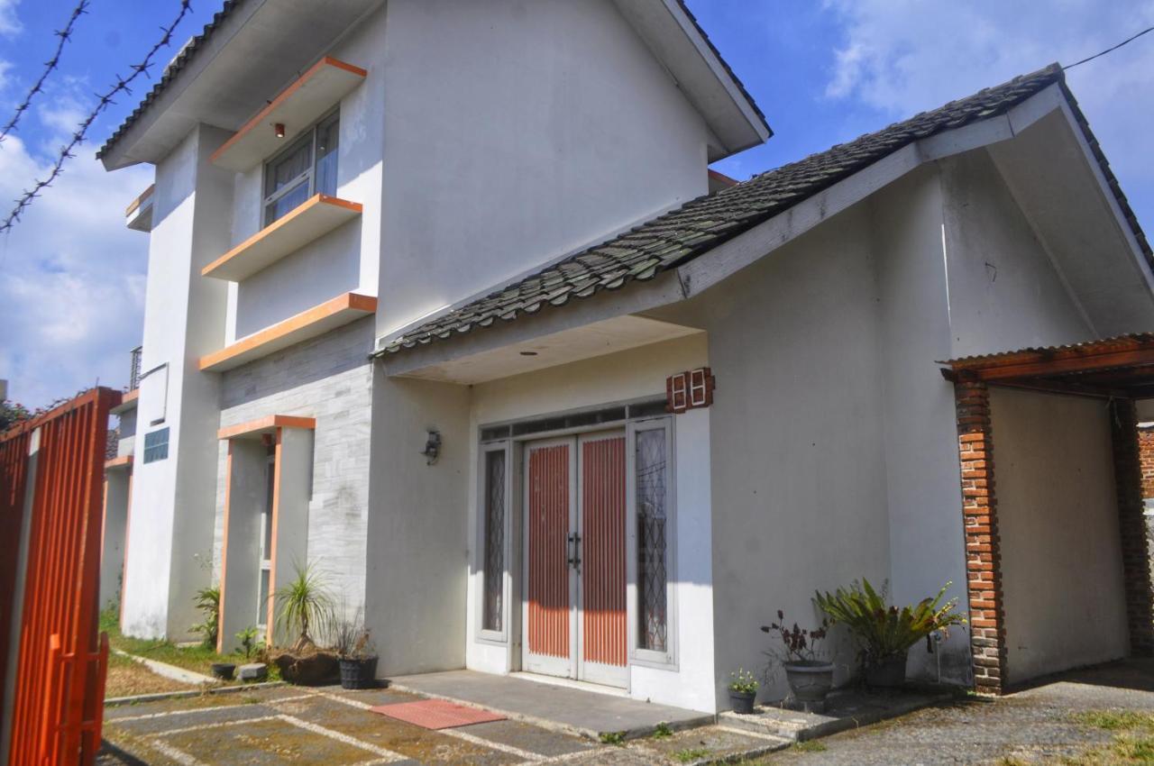 Dallil Putra Villa レムバン エクステリア 写真